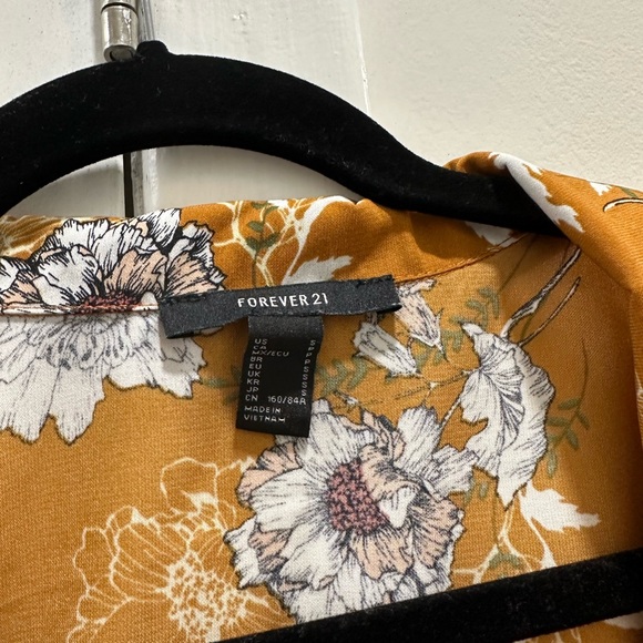 Forever21 women’s floral blouse - Picture 2 of 2